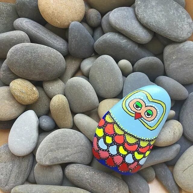 Следы ног на песке. Поделки с камнями. Поделки из камушков. Морская галька. Творческие камни.