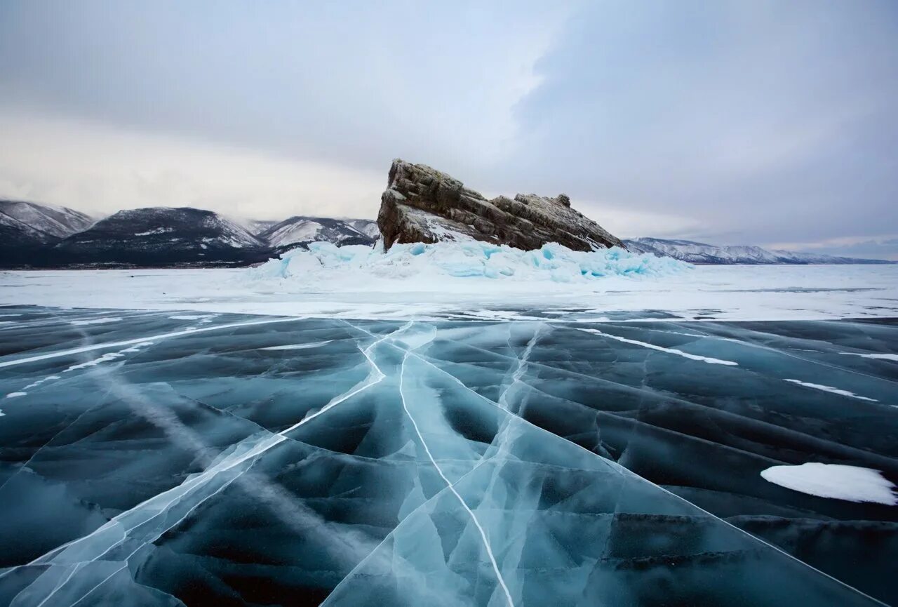 Самой айс. Озеро Байкал лед. Озеро Байкал зима. Озеро Байкал зимой лед. Байкал озеро зима лед.