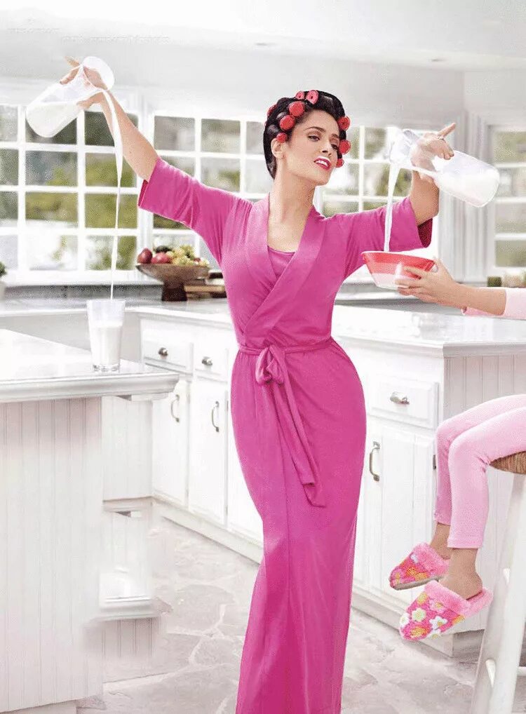 Под домашним халатом. Сальма Хайек на кухне. Женщина на кухне. Образ домохозяйки. Фотосессия в стиле домохозяйки.