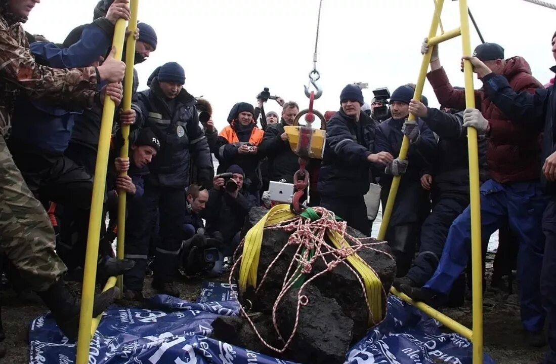 В каком году упал челябинский метеорит. Челябинский метеорит озеро чебаркуль. метеорит чебаркуль 2013. метеорит в челябинске 2013. челябинский метеорит место падения.