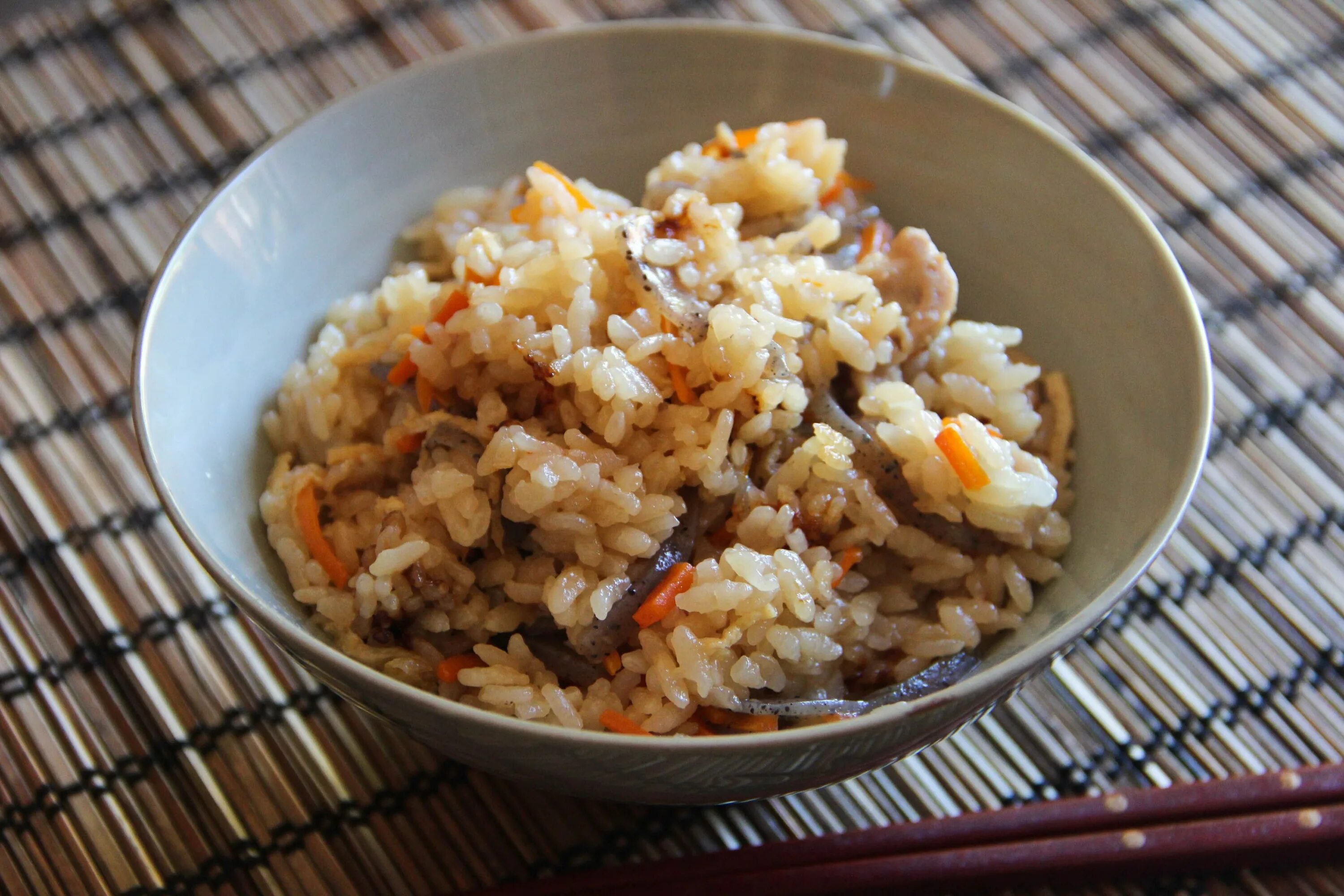 Рис с яйцом и соевым. Takikomi gohan. рис гохан. рис с соевым соусом. японский жареный рис.