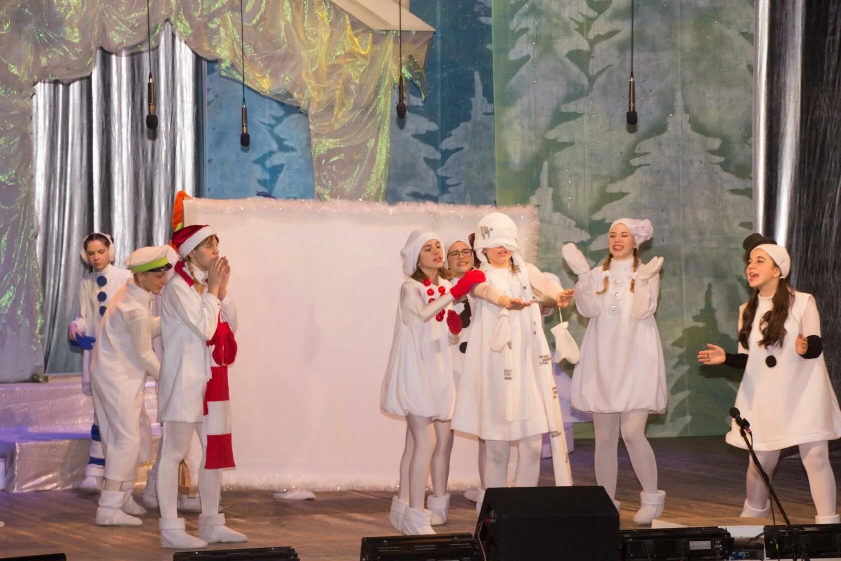 Чудеса в дедморозовке молодежный театр. Дедморозовка спектакль. Приключения в дедморозовке спектакль. Дедморозовка спектакль костюмы. Пьеса чудеса дедморозовке.