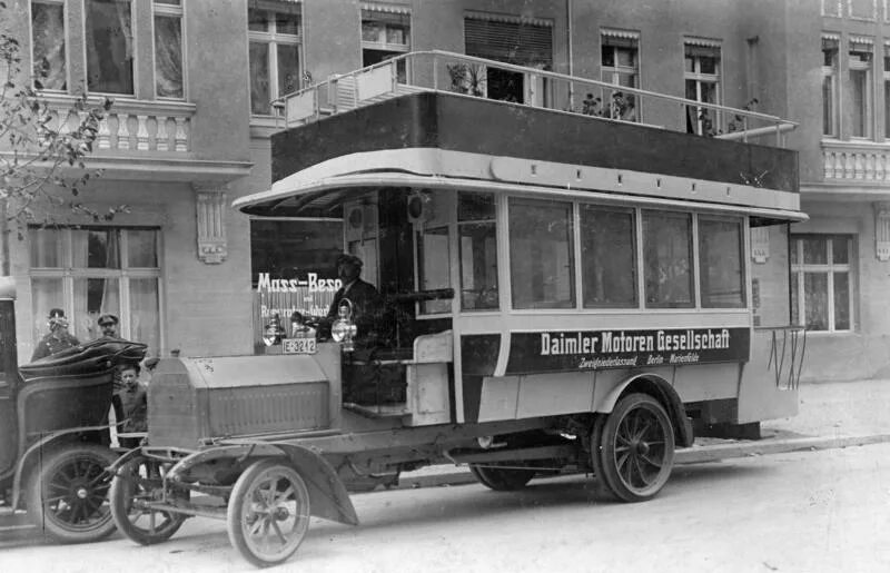 Автобус Даймлер 1907 год. Даймлер 1904 Омнибус. Первый Московский автобус 1907. Омнибус первый общественный транспорт. 1907 год первый автобус