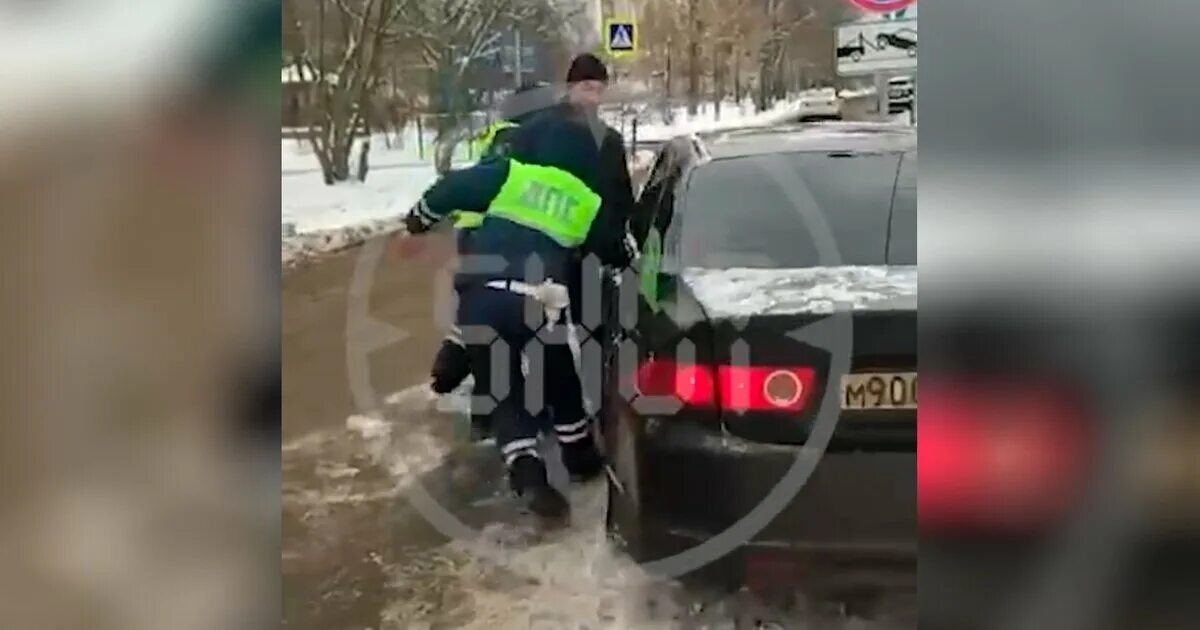 Гайцы избивают водителя. Военные избивают дпсников. Задержание преступника. Избитая гаишником. Избитая гаишником.