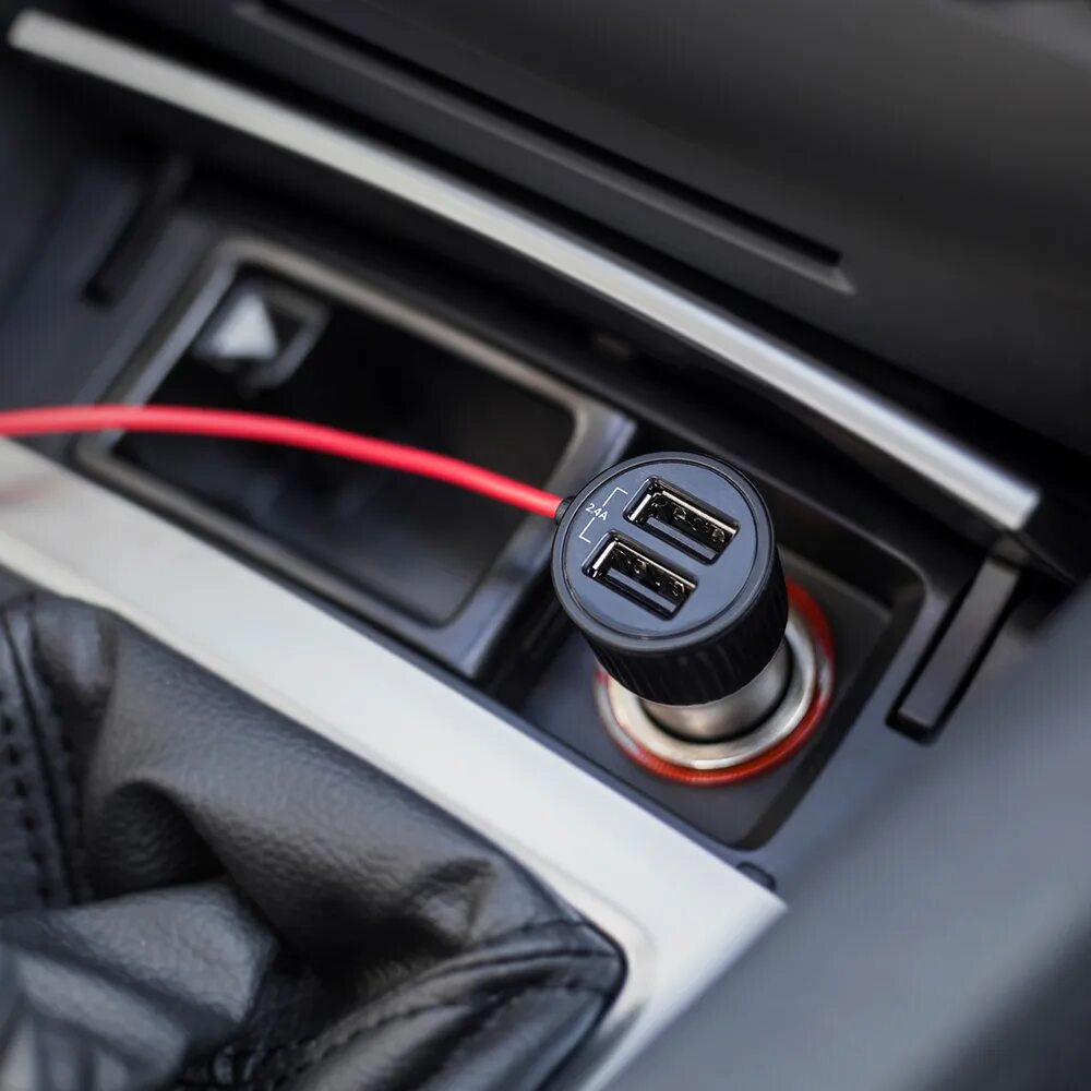 Включи зарядку автомобиля. Юсб для телефона в машину. Зарядка mercedes benz. Включи зарядку автомобиля. Беспроводная зарядка форд фокус 2.