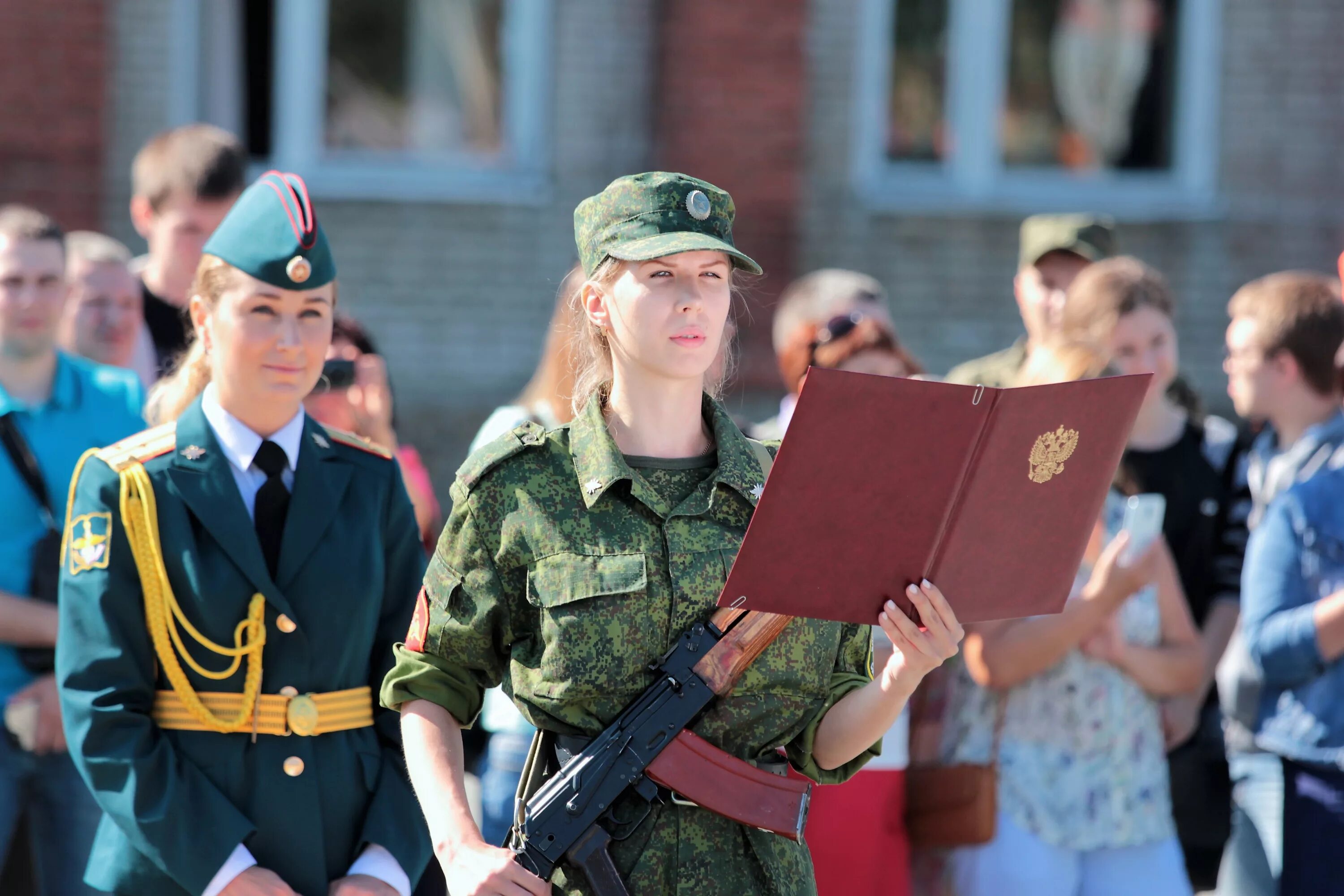 Принятие присяги рф. Присяга. Военная Кафедра для девушек. Воинская присяга. Присяга солдата.