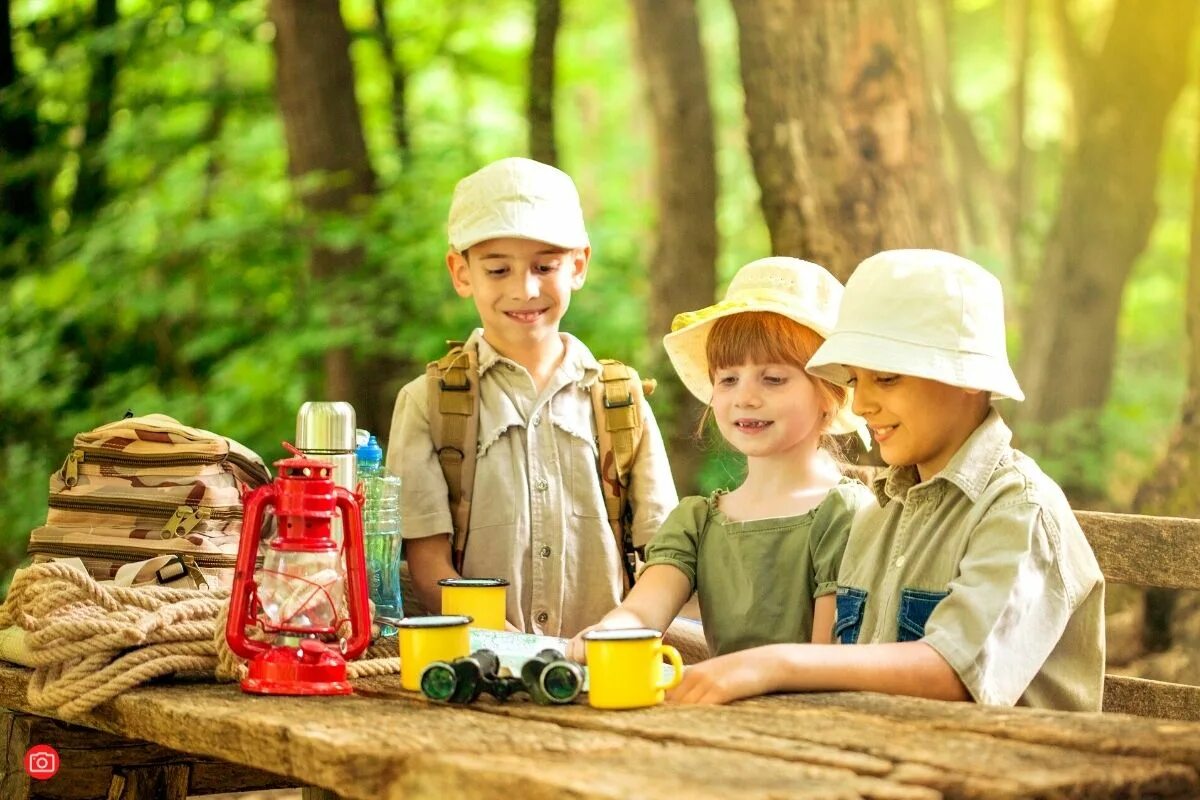 Летняя оздоровительная кампания. Детский лагерь кружки стоковое фото. Summer Camp. Детский лагерь кружки стоковое фото англ. Родители отправляющие детей в лагерь