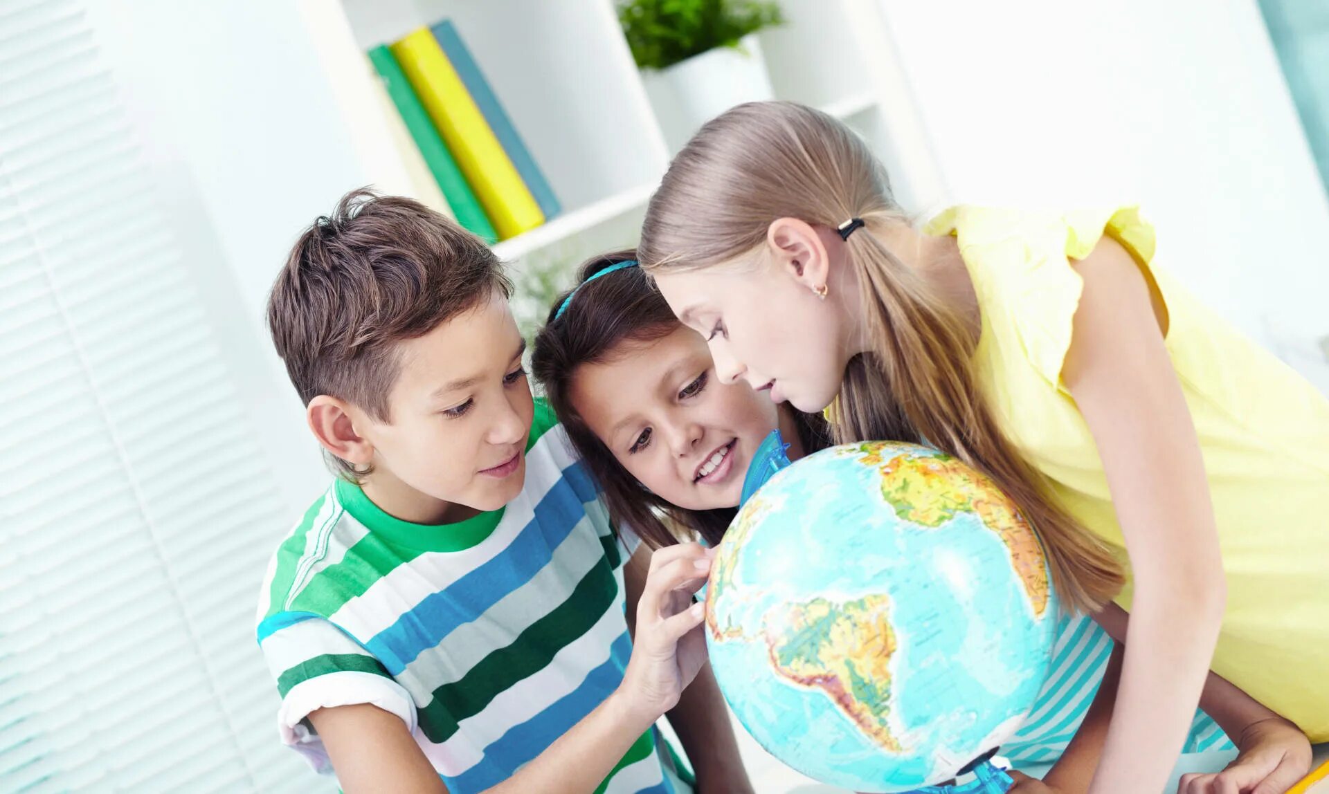 Школа познания. Глобус для детей. Интересы ребенка. Ребенок познает мир. Глобус для школьника.