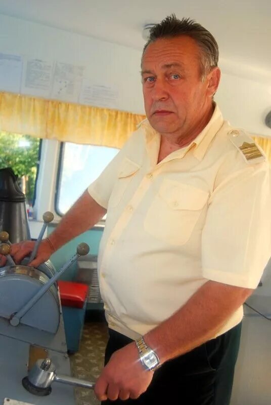 Старший механик на судне. Капитан теплохода Юнга Красноярск.