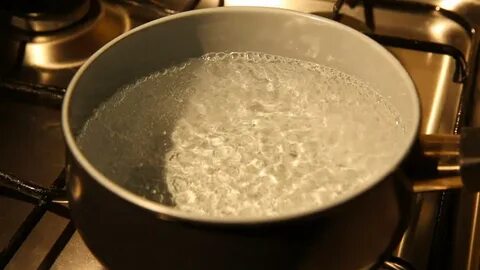 В кастрюле бурно кипит вода
