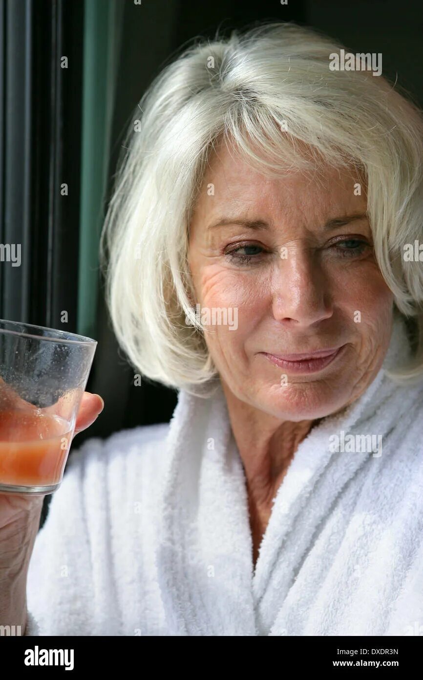 Женщины 45 лет пьющие. Фото пьющих женщин. Великолепия пьющих женщин. Женщина в 50 лет как выглядит пьющая женщина. Пить мочу мамы