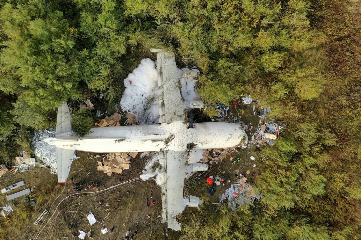 Сколько падали самолеты. АН 12 Андреаполь катастрофа. Авиакатастрофа самолета АН 12. АН-24 самолет авиакатастрофа.