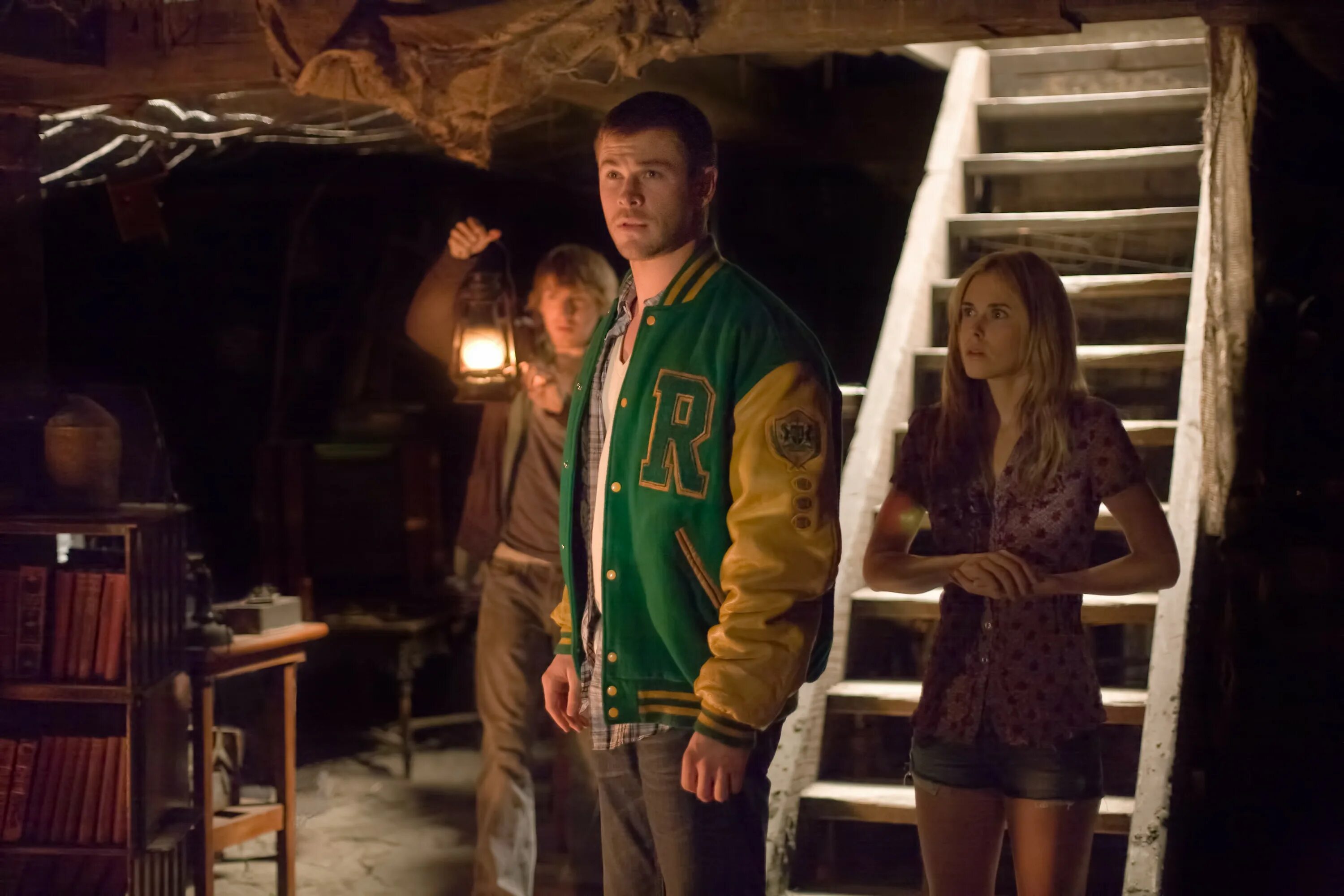 Ужасы группа молодых. Хижина в лесу / the Cabin in the Woods, 2011. Chris Hemsworth Хижина в лесу.