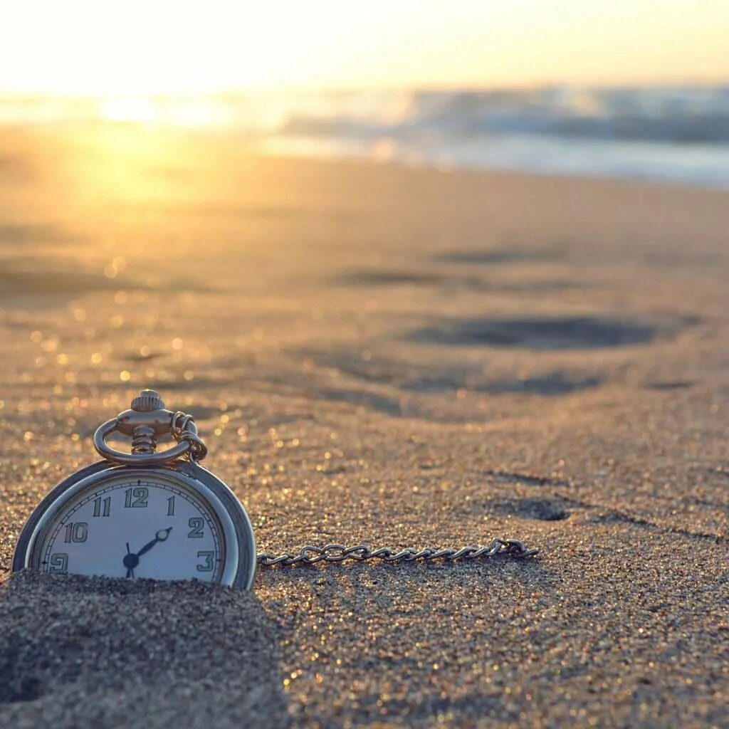 тратить впустую. время летит фото. время уходит с чего начать. время как песок. часы летят.