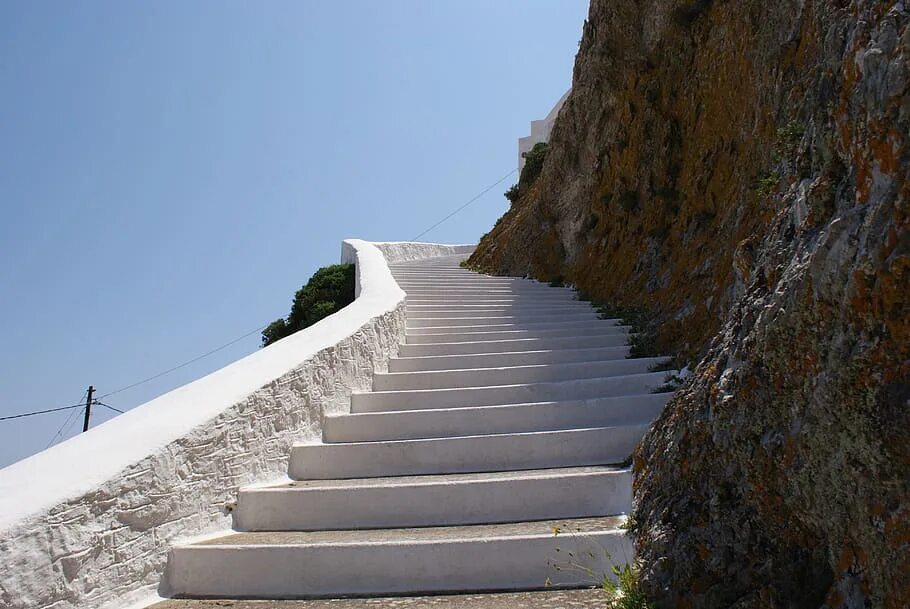 Sky steps. Лестница на набережной. Набережная ступеньки. Лестница на острове. Греческие ступени.