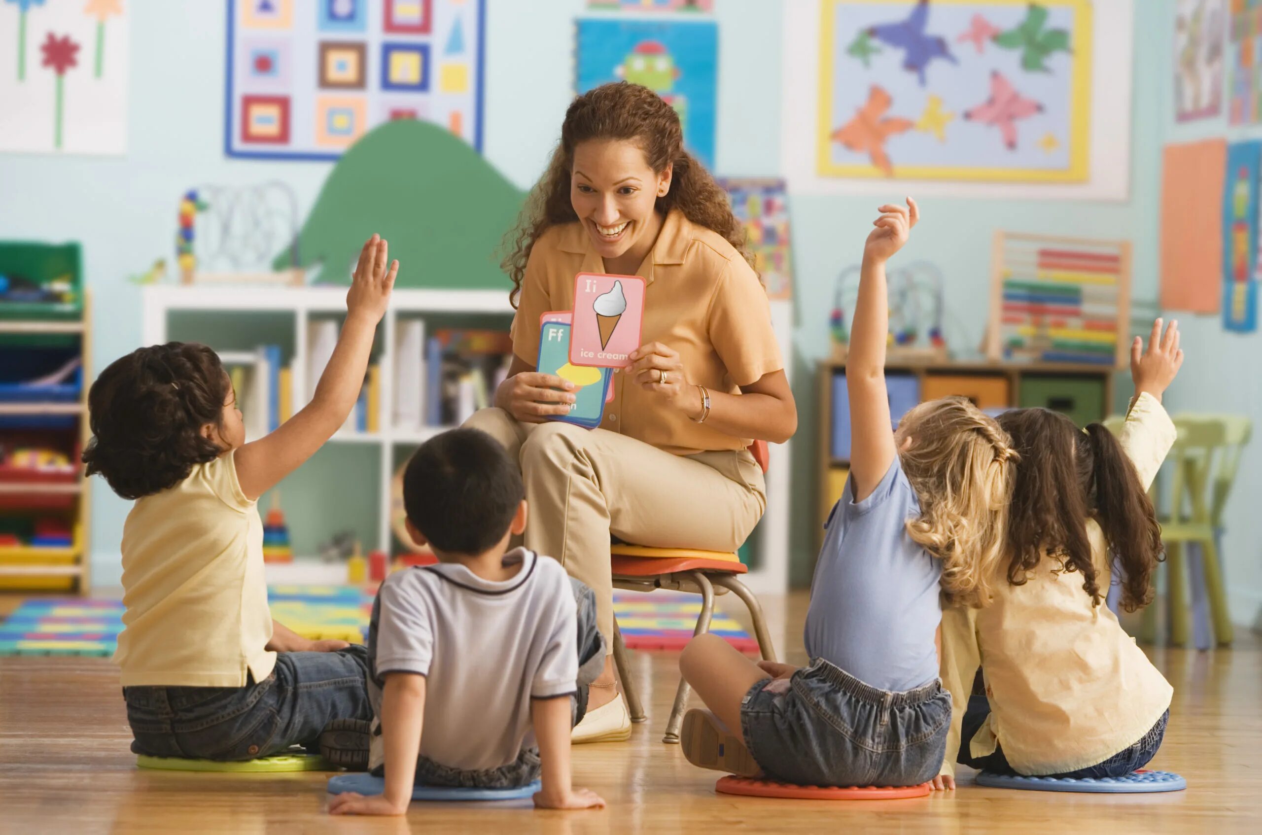 The teacher made the pupils. Дети в саду. Дети в детском саду. Педагог и дети. Дошкольное образование.