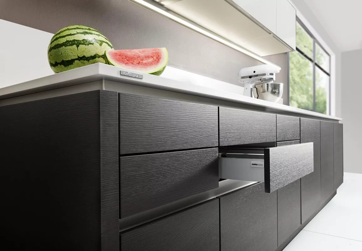 Фасады со скрытыми ручками. Кухня белый глянец ручки профиль gola. Фасады agt 3019. Бело серая кухня с ручками gola. Ручка gola белый глянец фасад.