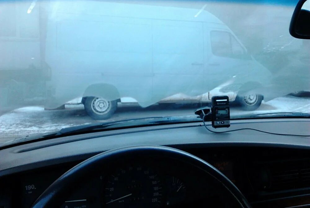 Машина запотевает в дождь. Лобовое стекло машины изнутри. Окно автомобиля лобовое. Запотевшее стекло автомобиля. Автомобильное стекло изнутри.