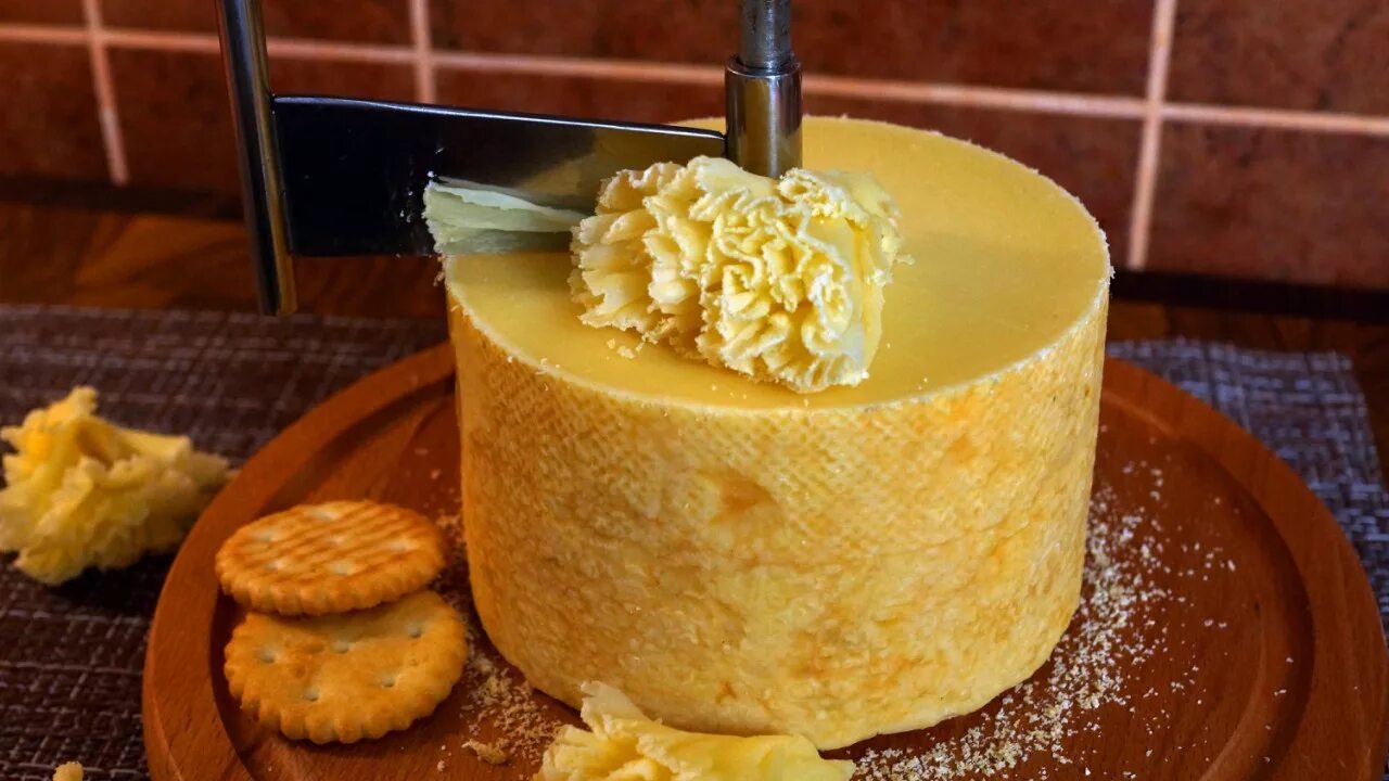 Сыр муан купить. Сыр де Муан. Сыр Мон де Муан. Сыр tete de Moine. Сыром тет-де-Муан.