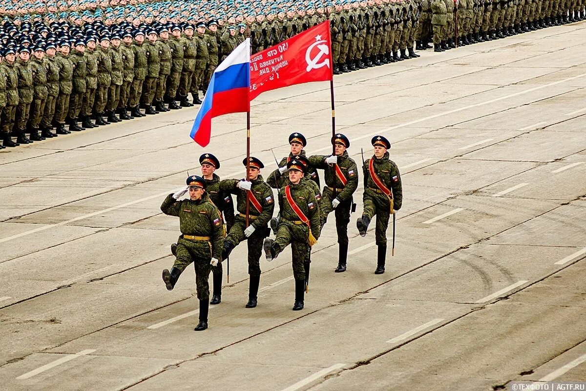 Русские войска. Парад Победы вынос Знамени. Российские военные на параде. Российская армия парад. Флаг вынести