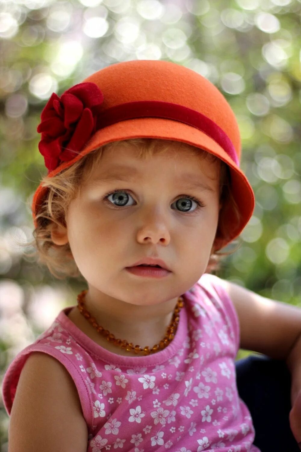 Маленькие головные уборы. Малыши в шляпка кареглазые. Малышка и малыш в шляпе. Головной убор у малышки для фотосессии в американском стиле. Little hat
