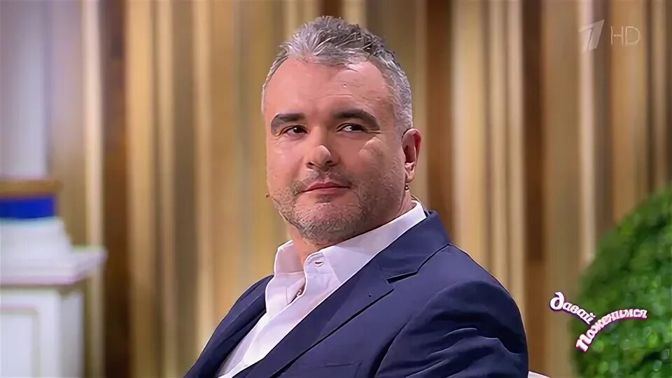 Удивленный человек. Мужчина руки в стороны. Разведенная бизнесмен. Растерянный человек. Мужчина в недоумении.