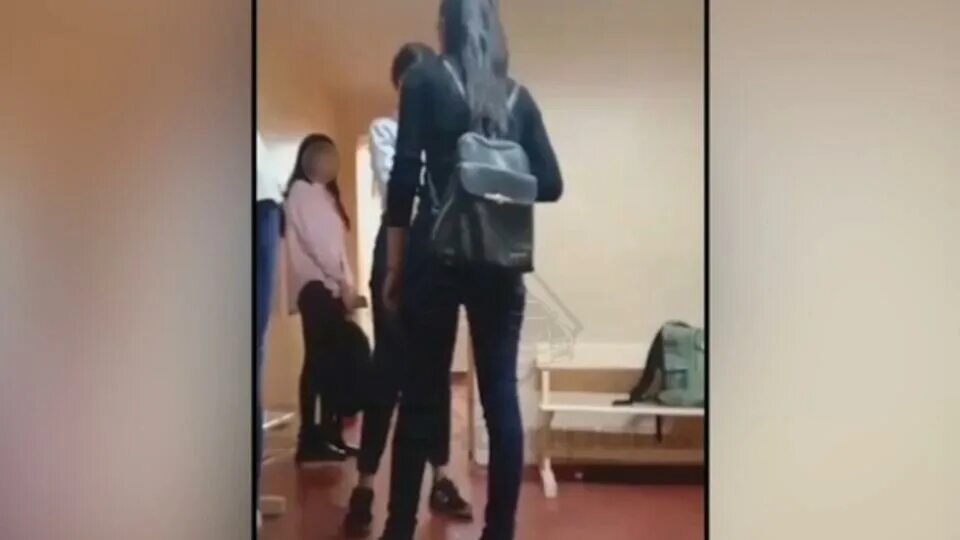 Одноклассница танцует с одноклассником