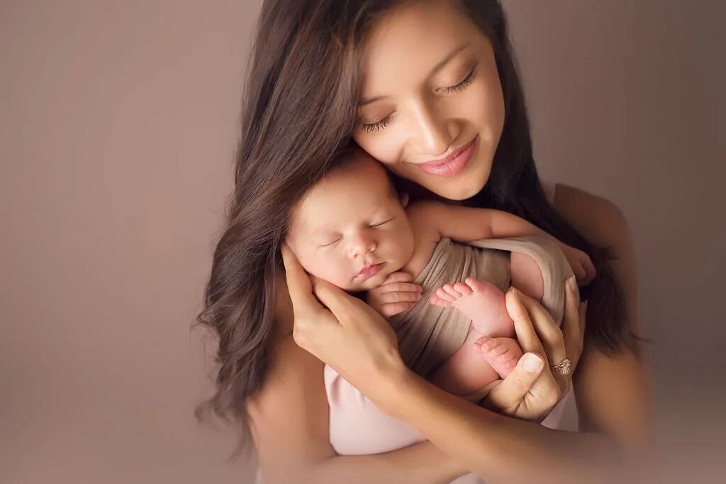 Профессиональное материнство. Мама с младенцем. Красивая мама с младенцем. Объятия детей. Сосессия мама и младенец.