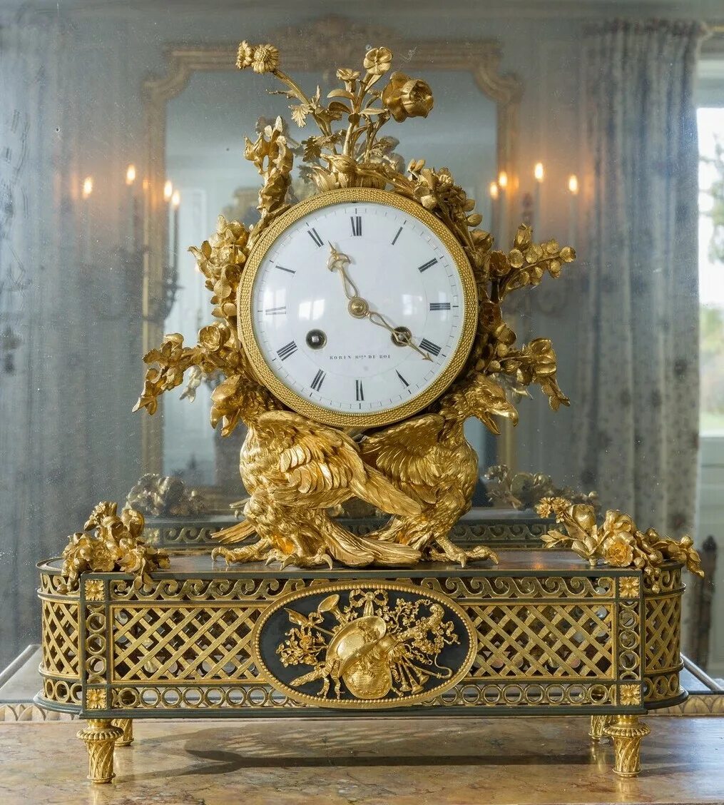 Версаль часы. Часы Версаль. Часы напольные Версаль. Огромные напольные часы. Напольные старинные часы в белом цвете.