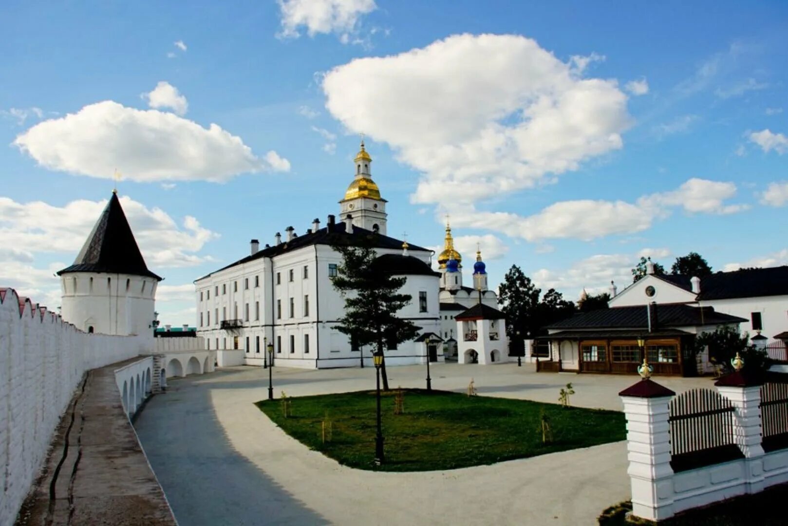 Как называется город тобольск. Город Тобольск Тобольский Кремль. Тобольский Кремль Тюменская область. Достопримечательности Тобольска. Тобольский Кремль.. Белокаменный Тобольский Кремль.