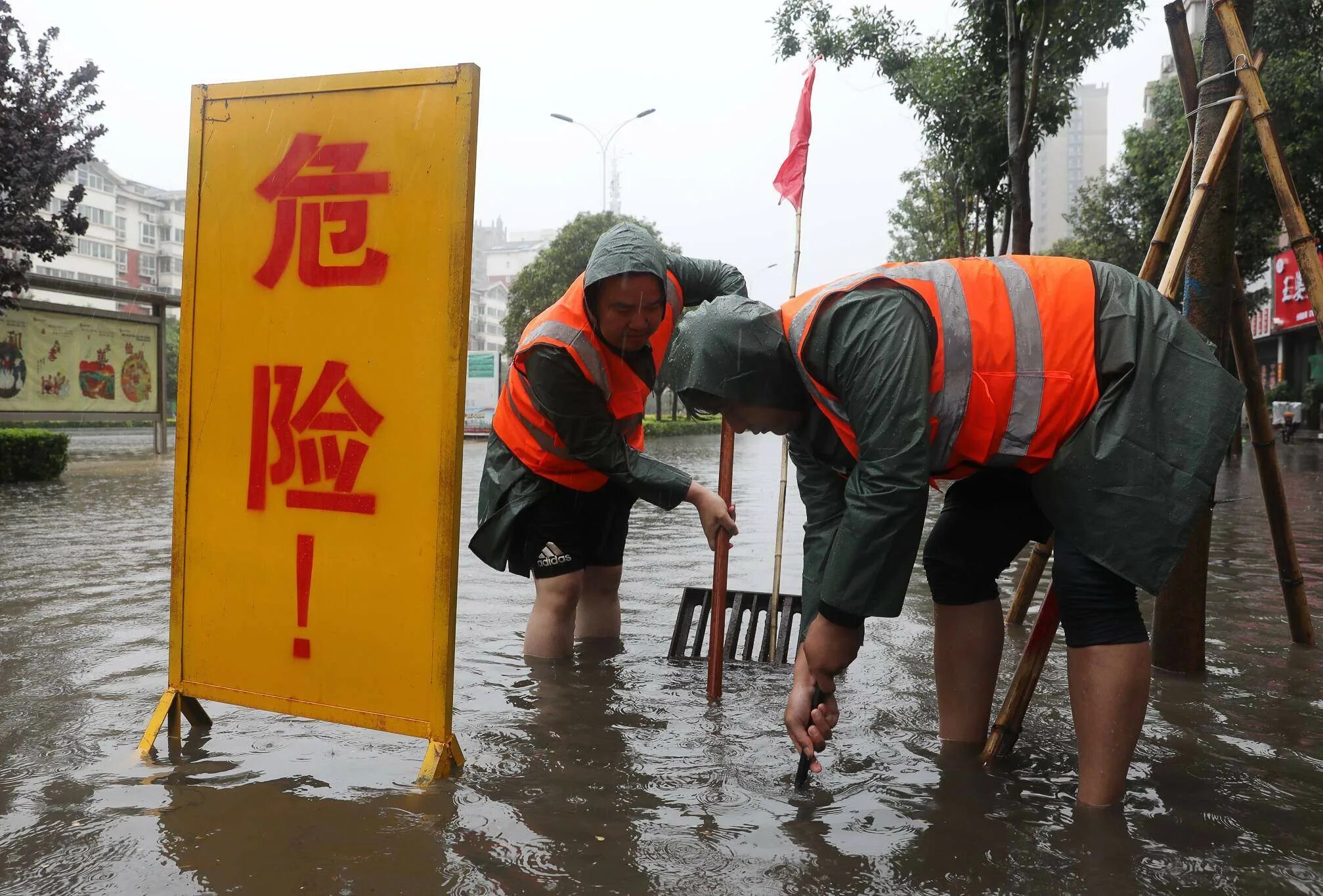 Наводнение в Хэнань. Чжэнчжоу наводнение. Наводнение в Китае фото. Наводнение в Китае сейчас. Проблемы с китайскими банками