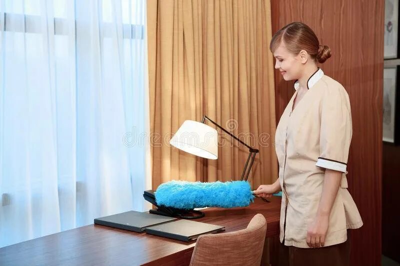 Уборщик в гостинице. Уборка в номере отеля. Оборудование для уборки помещений. Горничные в отеле. Горничная протирает пыль.