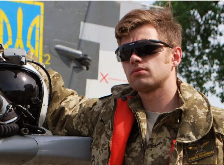 Украинский пилот. Призрак киева летчик. Украинский миг 29 с agm 88. Пилот миг 29. Украинские.