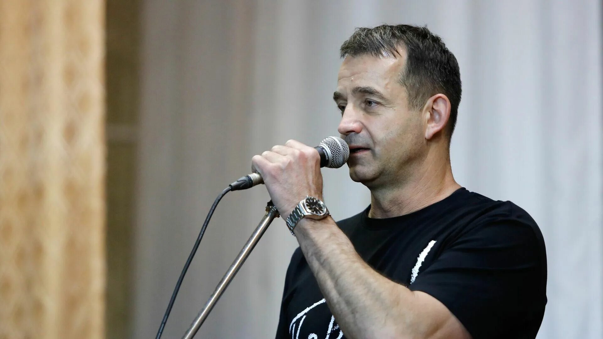 В исполнении певцова