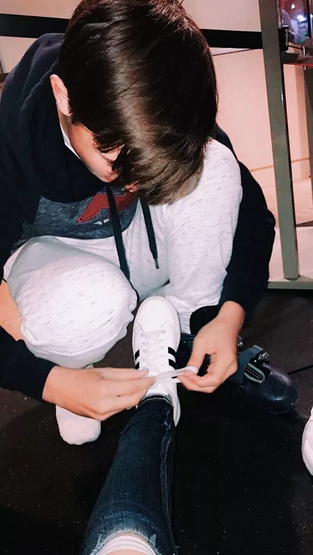 Девушка завязывает шнурки. Парень завязал девушке шнурки. Парень завязал девушке шнурки. Мужчина завязывает шнурки. Парень завязывает шнурки парню.