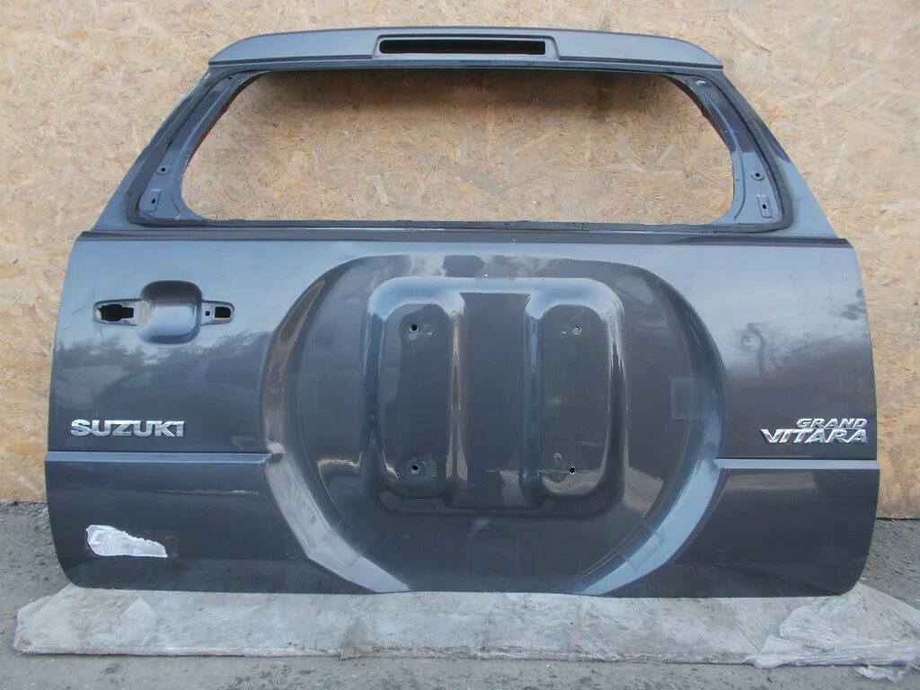 Дверь багажника сузуки гранд витара. Крышка багажника grand vitara suzuki. Крышка багажника багажника сузуки гранд. Сузуки гранд витара плоская крышка багажника. Крышка в багажник для suzuki vitara.