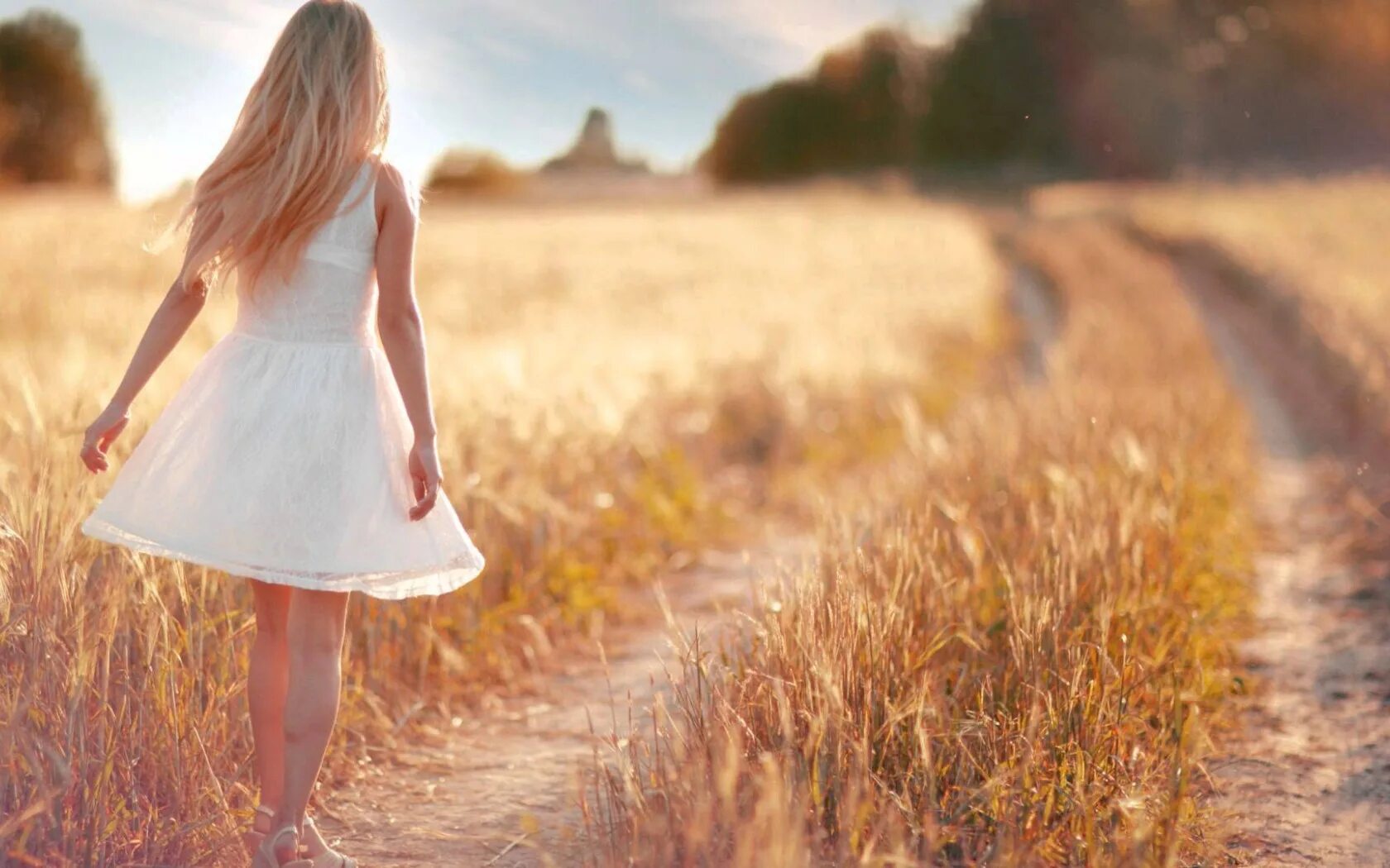 Девушка идет по полю. Девушка в платье летнем. Фотосессия в поле. Девушка в белом платье со спины в поле.