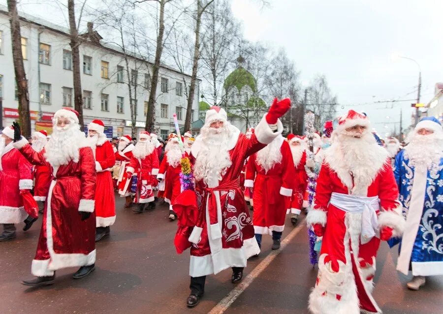 Санта-клаус. Дед мороз идет на праздник. Профессиональный праздник деда мороза. Профессиональный праздник деда мороза. Профессиональный праздник дедов морозов 2022.