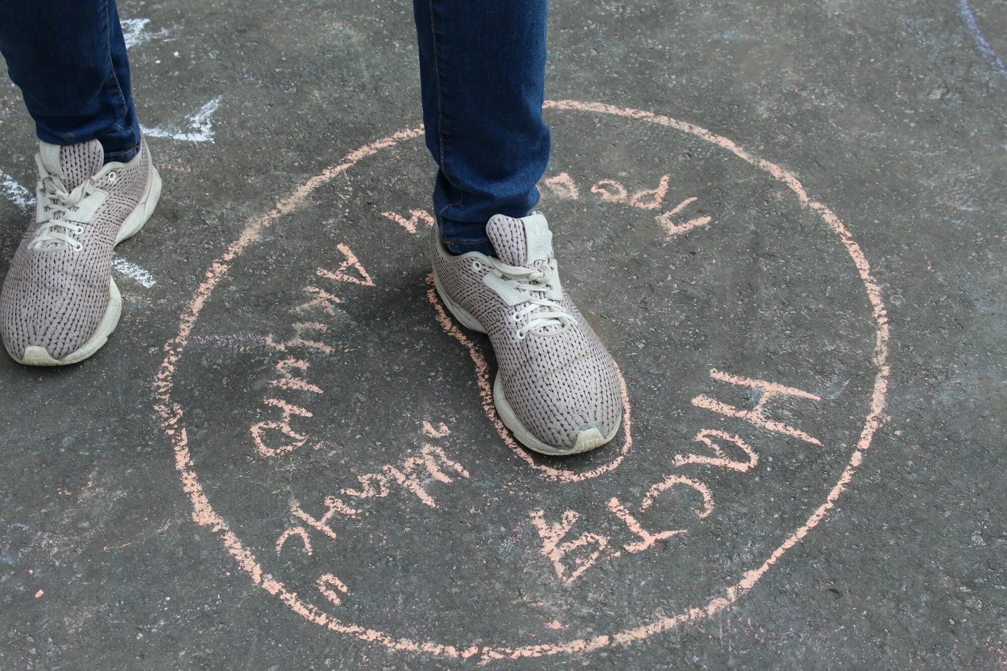 снимки следов в криминалистике. объемные следы. следы человека на снегу. поверхностные следы ног. след собаки на земле.