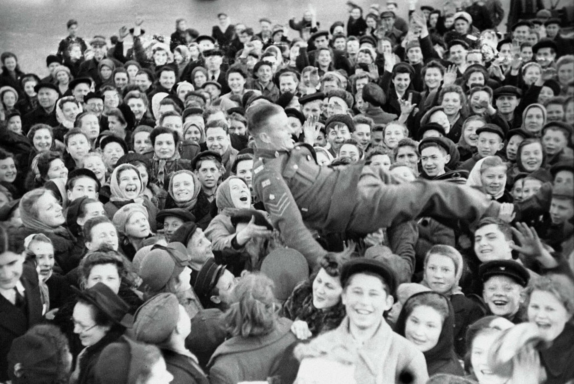 Празднование дня победы 1945. Радость Победы 1945 Москва. Ликование Победы 1945. Фотографии Победы 1945. Празднование 9 мая 1945 года.