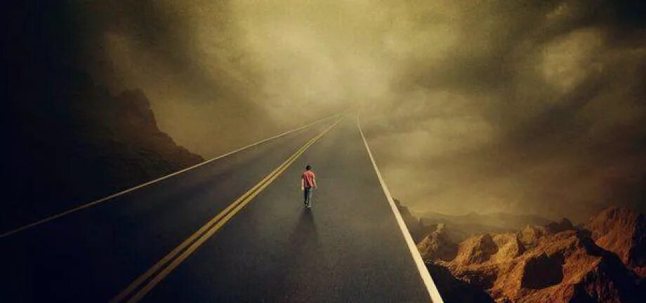 Бег в никуда. Человек идет по дороге. Длинная дорога и человек. Дорога никуда.