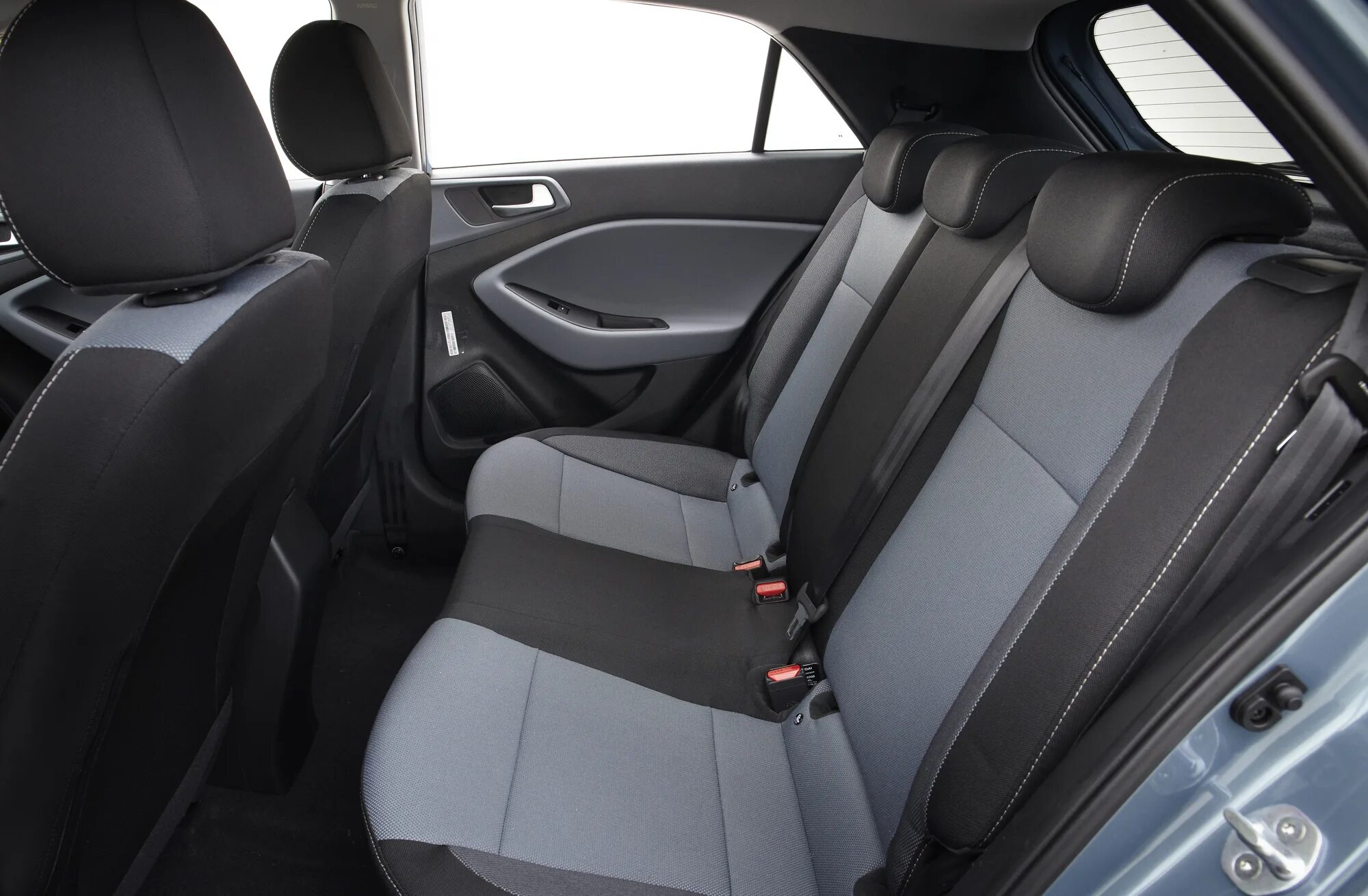 Хендай i30 задний сидение. Хендай ай 30 сиденья. Сиденья хендай i30. Hyundai i30 сиденья. Каркасные чехлы на хендай i30.