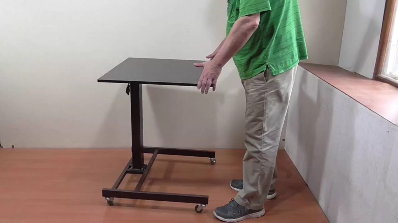 Стол с уровнем высоты. Стоячий стол. Стол с изменяемой высотой. Компьютерный стол для работы стоя. Стол трансформер стоячий.