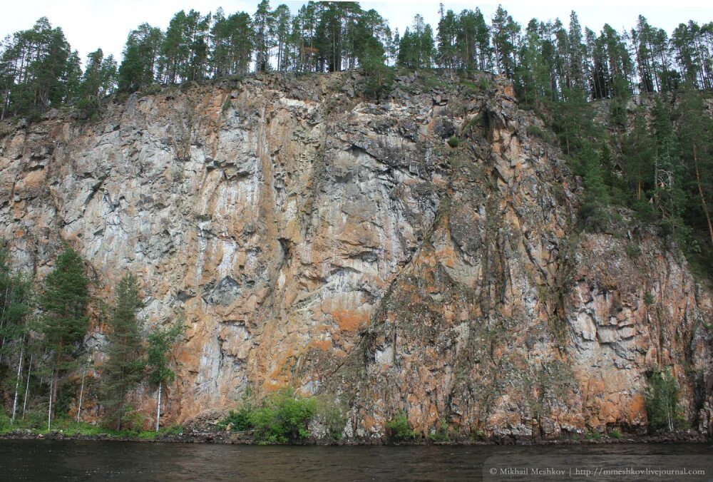 Краснокаменка ялта красный камень. Пляж красный камень увильды. Краснокаменка (ялта). Озера в краснокаменке гурзуф. Красный камень озеро.