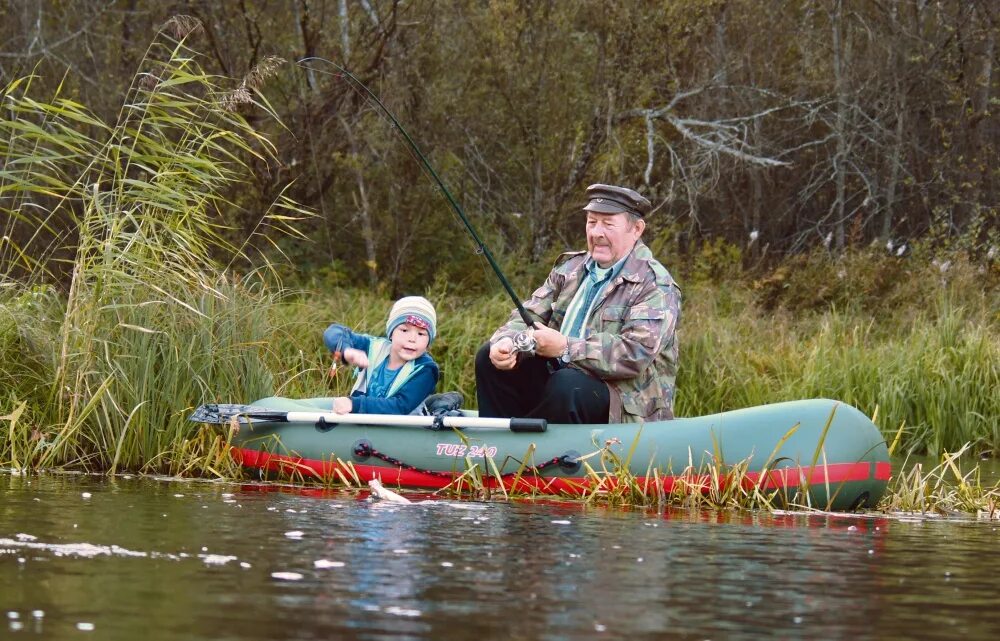 рыбак на резиновой лодке. рыбалка с лодки 2024. надувная лодка для рыбалки. рыбалка на лодке от первого лица. рыбак.