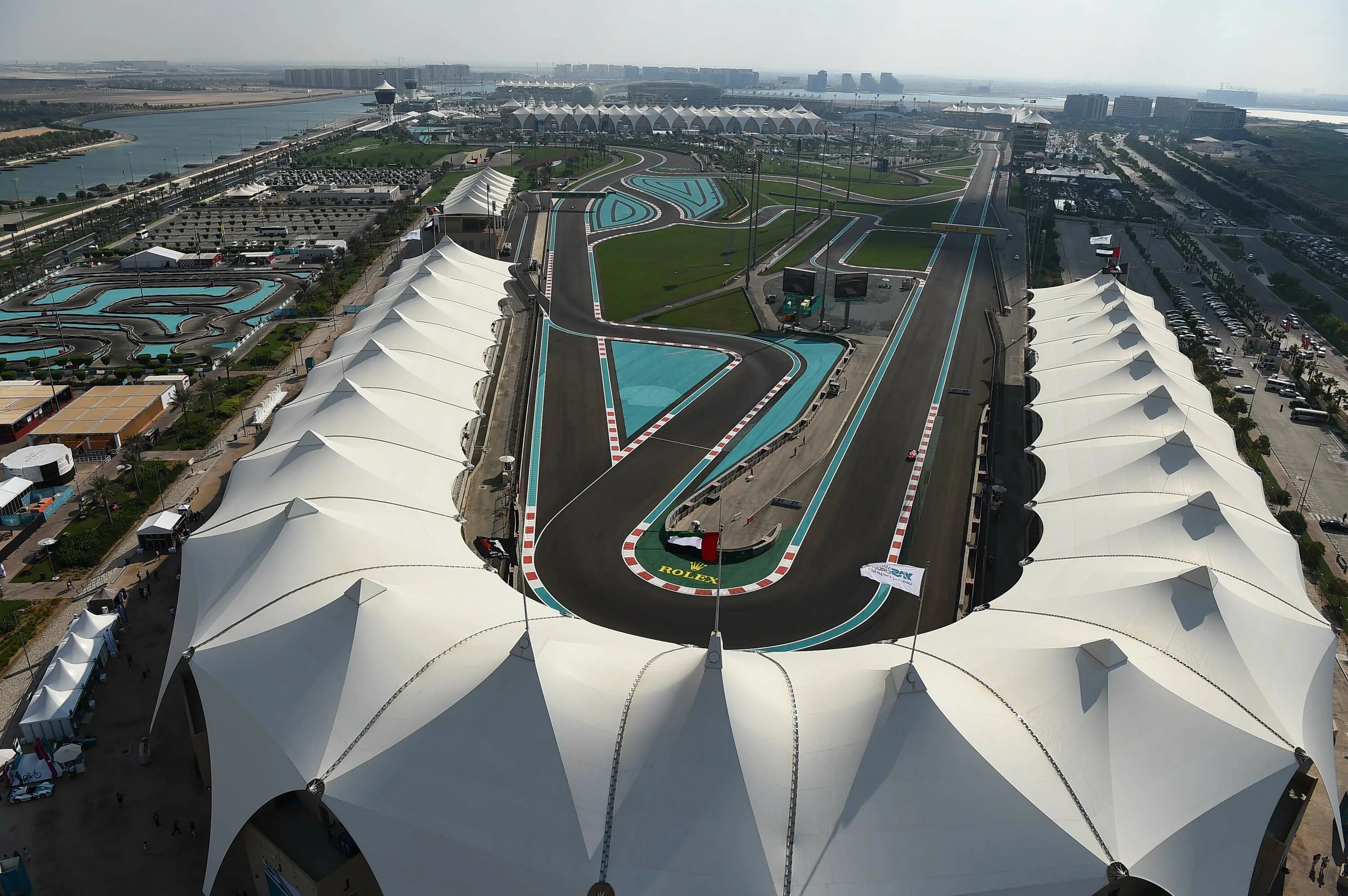 Погода в абу даби сейчас и температура. F1 Abu Dhabi 2022. Трасса f1 в Абу Даби. Гидромеханизация Абу Даби.