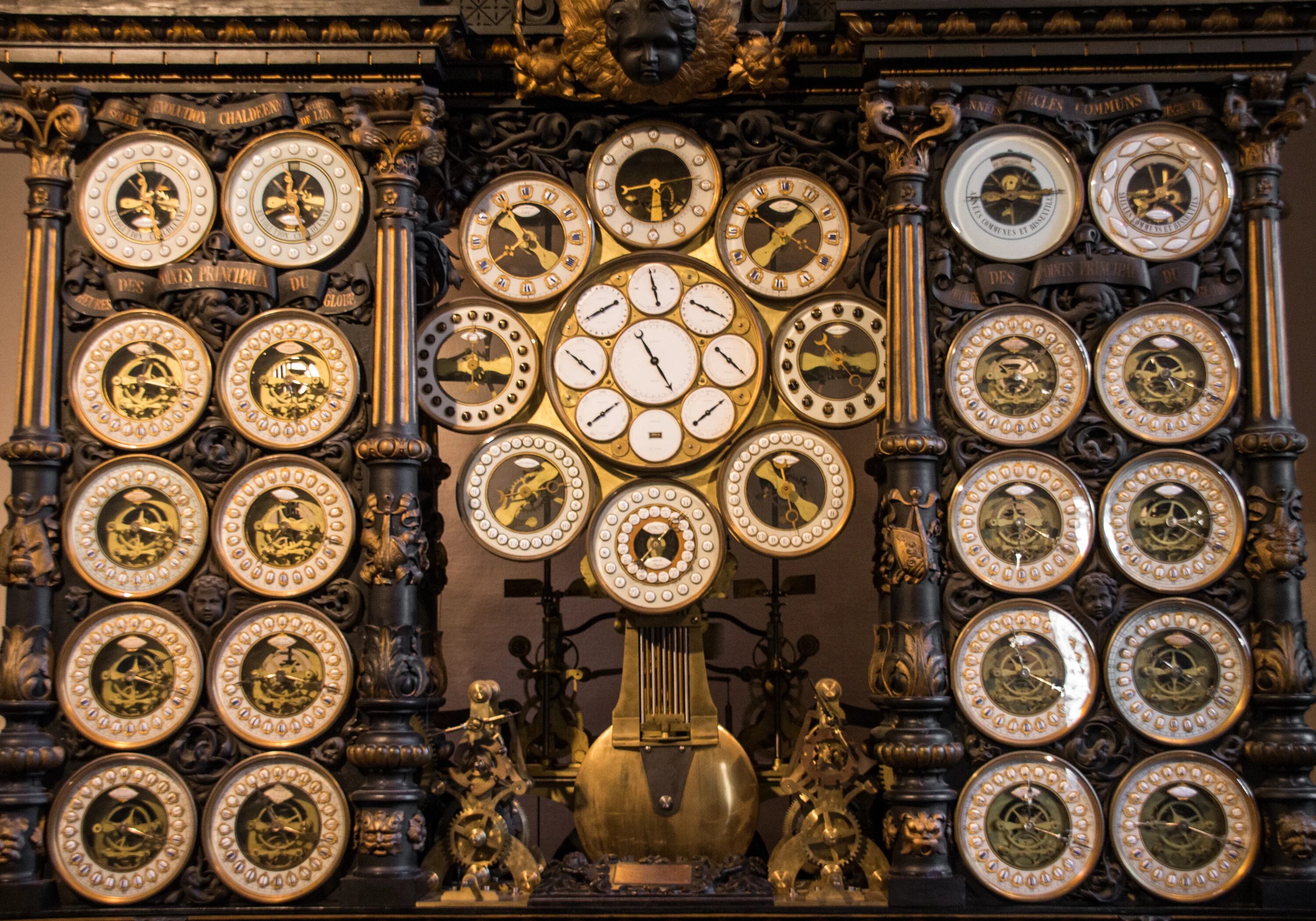 Снизу часы. Астрономические часы Брешиа Италия. Астрономические часы Бурылинский музей.