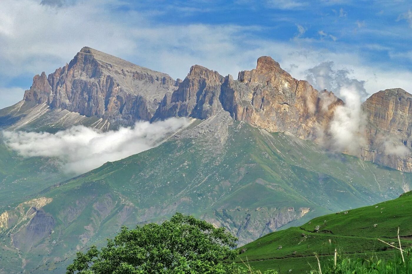 Гора маттерхорн 4k. Гора акаро. Горный хребет альпы. Алатау горы кабардино-балкария. Кубус гора в осетии.