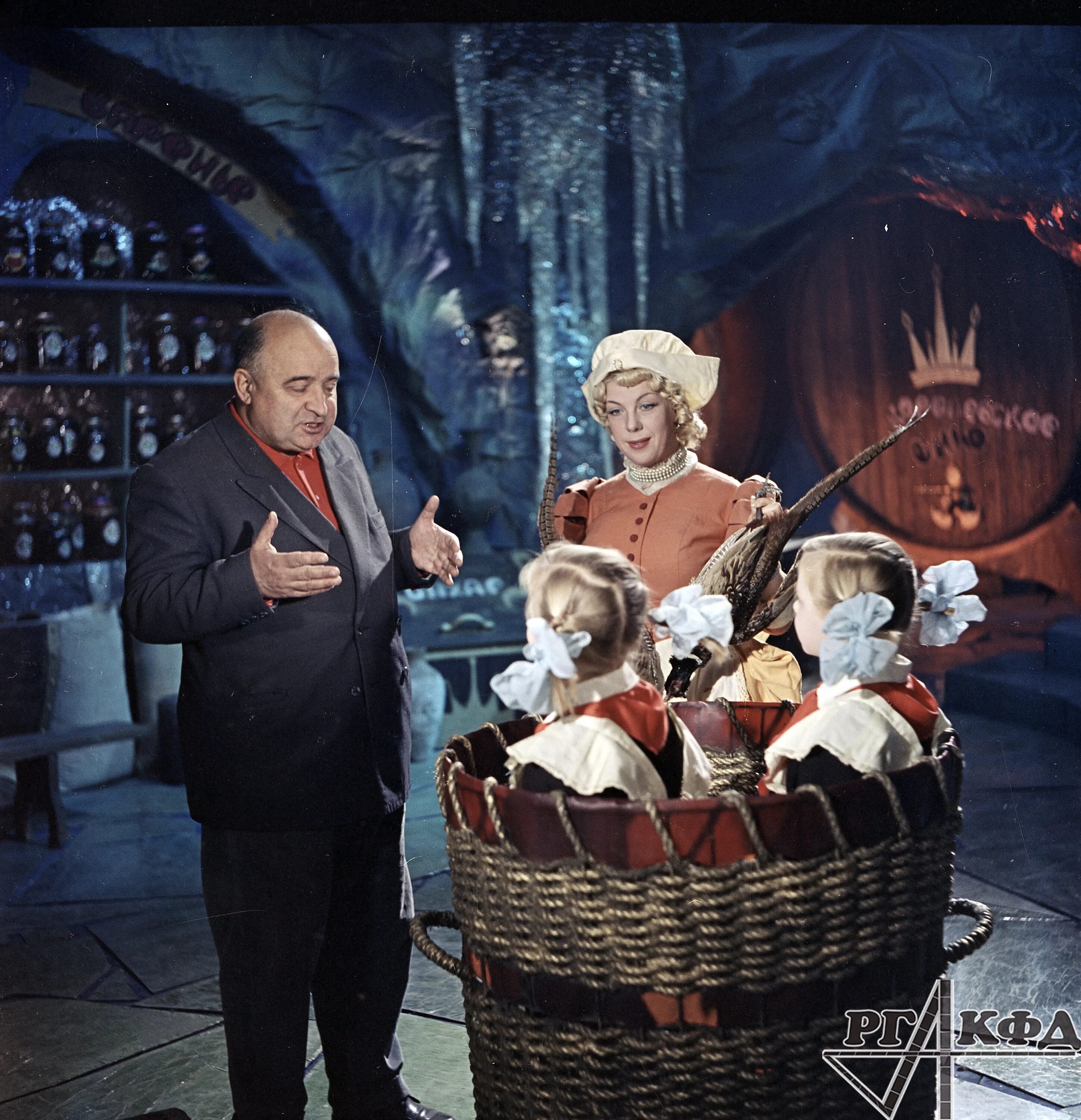 королевство кривых зеркал фильм оля и яло. виталий губарев "королевство кривых зеркал". миф королевство кривых зеркал 2024. александр артурович роу королевство кривых зеркал. королевство кривых зеркал фильм 1963.