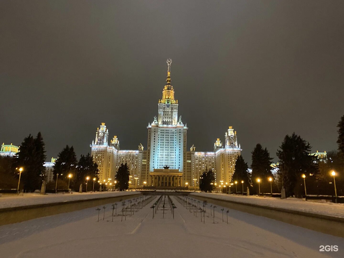 Им м в ломоносова россия. Московский государственный университет Ломоносова Москва. МГУ Кремль. Баку Московский государственный университет имени Ломоносова. Университет им Ломоносова в Москве ночью.